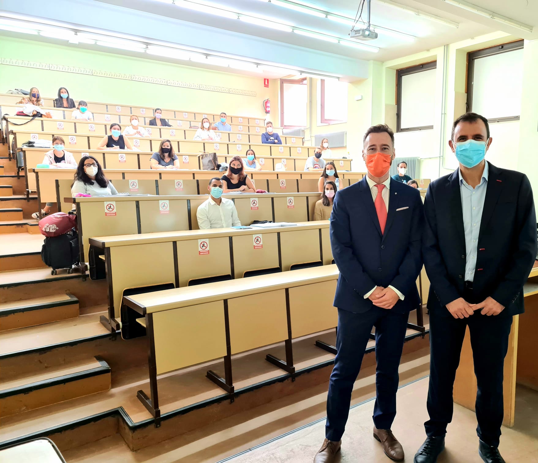 El Dr. Javier Plaza en un aula de la Facultad de Medicina de la Universidad de Salamanca